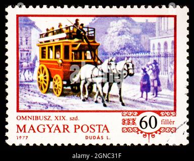 HONGRIE - VERS 1977 : le timbre imprimé en Hongrie montre l'omnibus tiré par des chevaux, de la série Histoire de l'entraîneur hongrois Banque D'Images