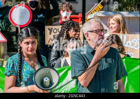 Londres, Royaume-Uni. 24 septembre 2021. Jeremy Corbyn, député, apporte son soutien - les jeunes sont rejoints aux grands-parents et aux architectes pour une grève des écoles mondiales de la rébellion sur la place du Parlement. Crédit : Guy Bell/Alay Live News Banque D'Images