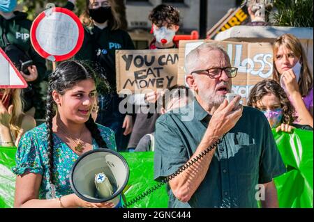 Londres, Royaume-Uni. 24 septembre 2021. Jeremy Corbyn, député, apporte son soutien - les jeunes sont rejoints aux grands-parents et aux architectes pour une grève des écoles mondiales de la rébellion sur la place du Parlement. Crédit : Guy Bell/Alay Live News Banque D'Images