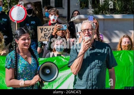 Londres, Royaume-Uni. 24 septembre 2021. Jeremy Corbyn, député, apporte son soutien - les jeunes sont rejoints aux grands-parents et aux architectes pour une grève des écoles mondiales de la rébellion sur la place du Parlement. Crédit : Guy Bell/Alay Live News Banque D'Images