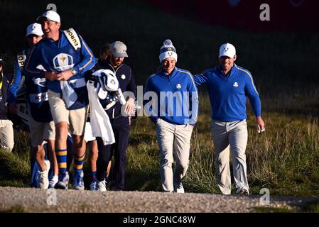 Viktor Hovland et Paul Casey de Team Europe (à droite) pendant les Foursomes le premier jour de la 43ème Ryder Cup à Whistling Straits, Wisconsin. Date de la photo : vendredi 24 septembre 2021. Banque D'Images