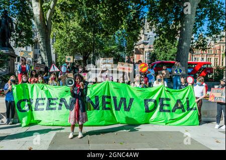 Londres, Royaume-Uni. 24 septembre 2021. Les jeunes sont rejoints aux grands-parents et aux architectes pour une grève des écoles mondiales de la rébellion d'extinction sur la place du Parlement. Crédit : Guy Bell/Alay Live News Banque D'Images