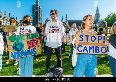 Londres, Royaume-Uni. 24 septembre 2021. Les jeunes sont rejoints aux grands-parents et aux architectes pour une grève des écoles mondiales de la rébellion d'extinction sur la place du Parlement. Crédit : Guy Bell/Alay Live News Banque D'Images