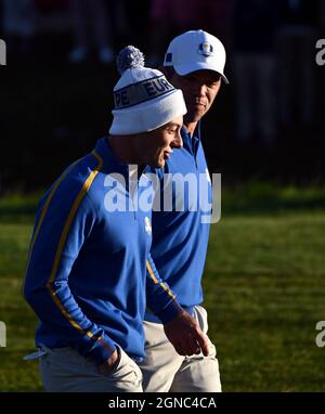 Viktor Hovland et Paul Casey de Team Europe (à droite) pendant les Foursomes le premier jour de la 43ème Ryder Cup à Whistling Straits, Wisconsin. Date de la photo : vendredi 24 septembre 2021. Banque D'Images