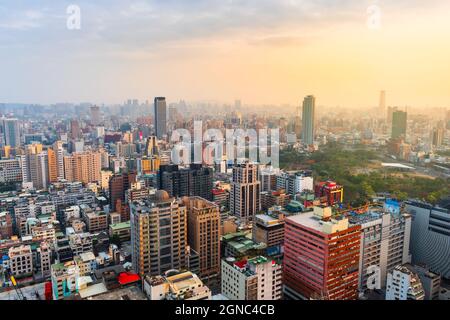 Kaohsiung, Taïwan paysage urbain d'en haut à la tombée de la nuit. Banque D'Images