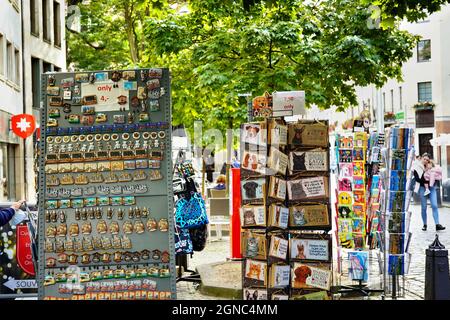 Des stands de cartes postales colorées et des stands de souvenirs dans le quartier touristique populaire de la vieille ville de Düsseldorf en Allemagne. Banque D'Images