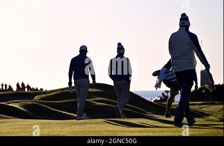 Viktor Hovland et Paul Casey de Team Europe (à gauche) pendant les Foursomes le premier jour de la 43ème Ryder Cup à Whistling Straits, Wisconsin. Date de la photo : vendredi 24 septembre 2021. Banque D'Images