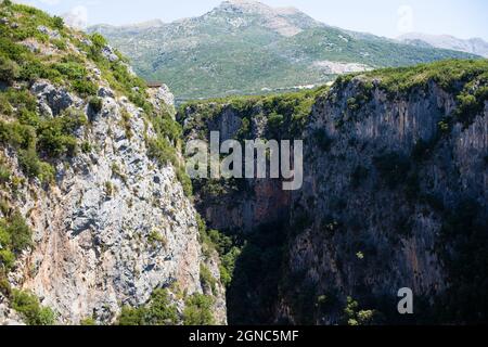 Vue aérienne du canyon sur la plage de Gjipe, Himara, Albanie, Riviera albanaise Banque D'Images