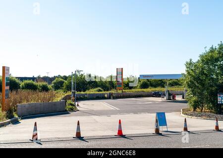 Entrée à la station-service de Sainsbury à Herne Bay dans le Kent, bloquée par des cônes pendant le stockage de l'essence en septembre 2021.La station et la piste sont vides et un panneau indiquant « pas de carburant » est placé Banque D'Images