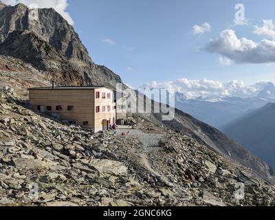 Sac Domhuette, Dom Hut, belle vue sur les montagnes du valais et le cervin. L'été en Suisse Banque D'Images