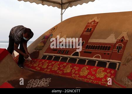 Chennai, Tamil Nadu, Inde. 24 septembre 2021. L'artiste de sable Sudarshan Pattnaik apporte la touche finale à sa sculpture de sable mettant en vedette les éléments célèbres qui sont profondément routés dans la culture de Tamil Nadu au VGP Golden Beach Resort à Chennai. (Image de crédit : © Sri Loganathan/ZUMA Press Wire) Banque D'Images