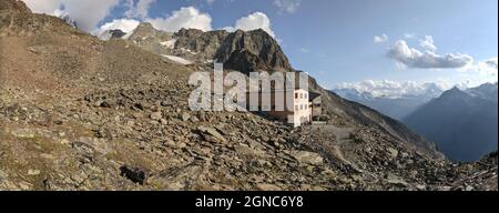 Vue panoramique sac Domhuette, Dom Hut, vue magnifique sur les montagnes du valais et le cervin. Randonnée, Suisse Banque D'Images