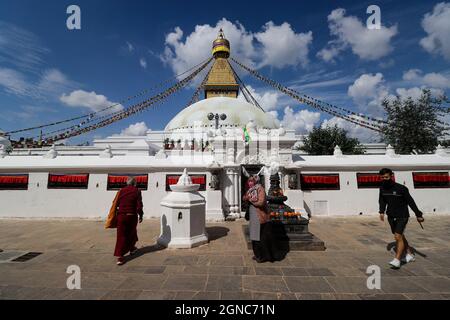 Katmandou, ne, Népal. 24 septembre 2021. Le 24 septembre 2021, les gens ont visité la Bauddha Stupa, site classé au patrimoine mondial de l'UNESCO à Katmandou, au Népal. (Image de crédit : © Aryan Dhimal/ZUMA Press Wire) Banque D'Images