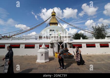 Katmandou, ne, Népal. 24 septembre 2021. Le 24 septembre 2021, les gens ont visité la Bauddha Stupa, site classé au patrimoine mondial de l'UNESCO à Katmandou, au Népal. (Image de crédit : © Aryan Dhimal/ZUMA Press Wire) Banque D'Images