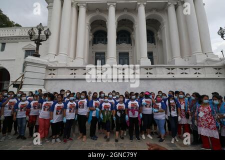 Katmandou, ne, Népal. 24 septembre 2021. Un groupe de femmes pose pour la photo devant Gaddi Baithak récemment rénové de la place Basantapur Durbar à Katmandou, Népal le 24 septembre 2021 avant de se diriger pour tirer le char de Kumari, la déesse vivante le dernier jour d'Indra Jatra. (Image de crédit : © Aryan Dhimal/ZUMA Press Wire) Banque D'Images