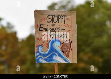 Heidelberg, Allemagne - 24 septembre 2021 : un panneau indiquant « plus d'inondations dues aux émissions » en allemand lors de la manifestation de la grève mondiale du climat Banque D'Images