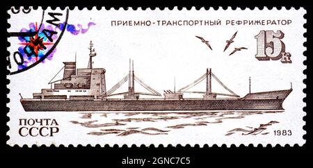 URSS - VERS 1983: Un timbre imprimé en URSS à partir du numéro des navires de pêche montre le transporteur frigorifique Banque D'Images