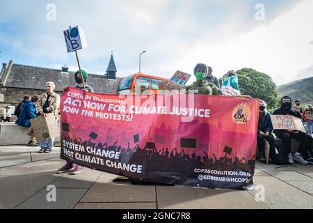 Édimbourg, Écosse. Vendredi 24 septembre 2021. Les participants se sont présents le vendredi pour une future manifestation devant le Parlement écossais. Fridays for future est un mouvement mondial de grève du climat organisé par des jeunes qui a commencé en août 2018, lorsque Greta Thunberg, 15 ans, a commencé une grève scolaire pour le climat. Pour plus d'informations, consultez le site https://fridaysforfuture.org/. Banque D'Images