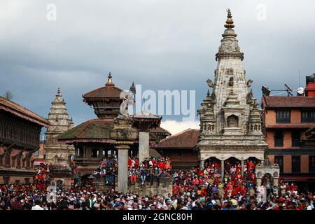 Bhaktapur, Bagmati, Népal. 24 septembre 2021. Site du patrimoine mondial le quartier du Temple de Bhaktapur, au Népal, regorge de spectateurs et de dévotés participant à la dernière journée de procession d'Indra Jatra à Bhaktapur, au Népal, le 24 septembre 2021. Indra, le dieu de la pluie, est adoré dans ce festival principalement célébré par les communautés de Newar suivant à la fois l'hindouisme et le bouddhisme. Outre la vallée de Katmandou, Kavre et le district de Dolakha célèbrent également ce festival avec ferveur. Credit: Amit Machamasi/ZUMA Wire/Alay Live News Banque D'Images