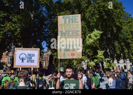 Londres, Royaume-Uni. 24 septembre 2021. Manifestants sur la place du Parlement. Des centaines de personnes ont défilé à Westminster dans le cadre du vendredi pour une future grève mondiale du climat, appelant le gouvernement à agir de toute urgence sur la crise climatique. Credit: Vuk Valcic / Alamy Live News Banque D'Images