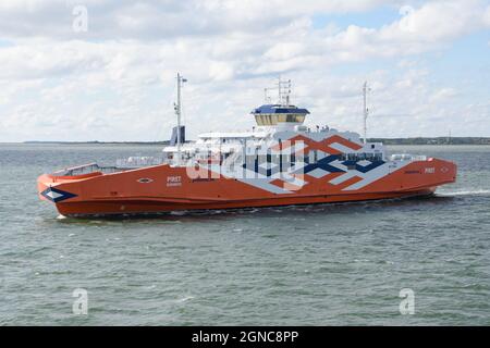 Virtsu, Estonie - 09.20.2021: Ferry Orange Piret reliant l'Estonie continentale et l'île de Muhu par jour nuageux, allant à l'île Saarema. Banque D'Images