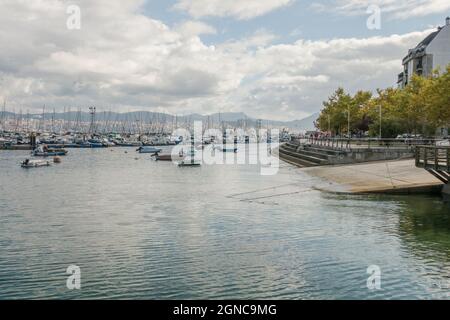 Port de Moaña, petits bateaux amarrés dans le port, Pontevedra, Galice, Espagne Banque D'Images