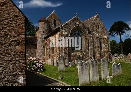 Vue extérieure de l'église en pierre de la ville de St Brelade, sur l'île de Jersey. Banque D'Images