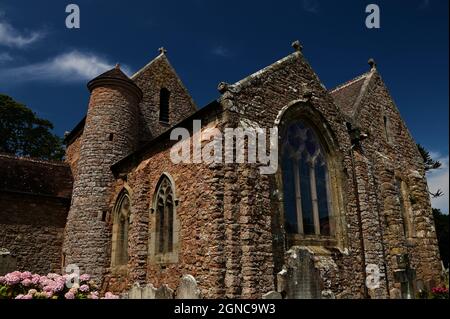 Vue extérieure de l'église en pierre de la ville de St Brelade, sur l'île de Jersey. Banque D'Images