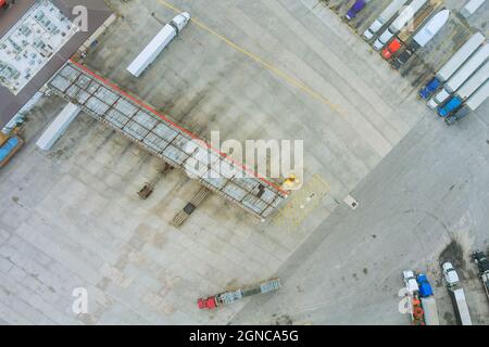 Station-service pour faire le plein de véhicules, de camions et de réservoirs de carburant, d'essence et de diesel près de la route Banque D'Images