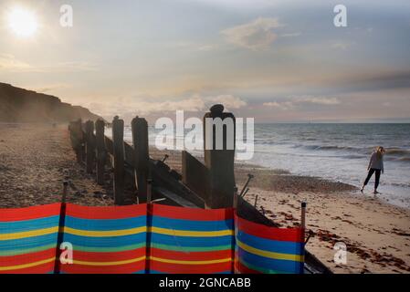 Sur la plage à Sidestrand et Overstrand, près de Cromer, Norfolk, EnglandSandy Beach à Wells Next the Sea, North Norfolk, Angleterre, Royaume-Uni. Trempant les orteils dans la mer Banque D'Images