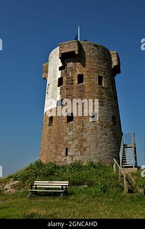 Vue extérieure d'une tour d'observation militaire allemande de la Seconde Guerre mondiale au Hocq sur la côte pittoresque de Jersey dans les îles Anglo-Normandes. Banque D'Images