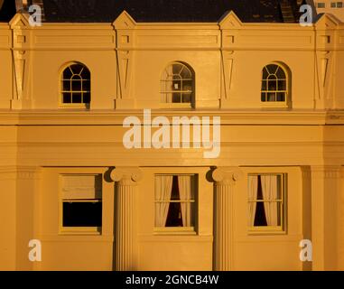 Architecture Régence illuminée par la lumière du soleil dorée à la fin de la journée. Élégantes maisons géorgiennes de Brunswick Square, Hove East Sussex Angleterre Banque D'Images