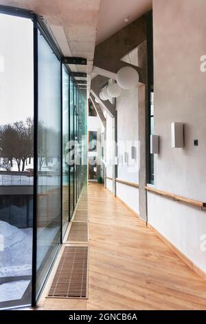 Bâtiment moderne situé dans une université, murs en verre et passerelle intérieure Banque D'Images