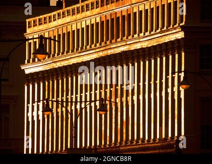 Brunswick Terrace, qui fait partie d'un complexe de maisons Regency à Hove, sur le front de mer de Brighton et Hove, éclairé par les derniers rayons du soleil couchant. East Sussex Angleterre Royaume-Uni Banque D'Images