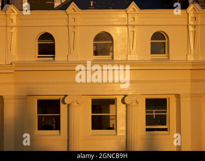 Architecture Régence illuminée par la lumière du soleil dorée à la fin de la journée. Élégantes maisons géorgiennes de Brunswick Square, Hove East Sussex Angleterre Banque D'Images