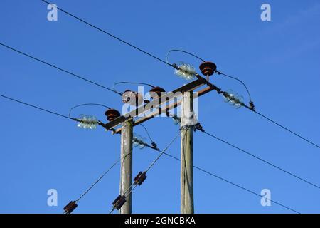 Sous-station d'électricité, lignes électriques avec disques isolants en verre et céramique sur les lignes de transmission Banque D'Images