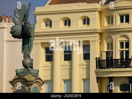 Statue de la paix de 1912 sur la frontière de Brighton Hove avec l'architecture Regency de Brunswick Terrace Beyond. Brighton et Hove, Angleterre. Banque D'Images