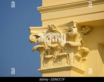 Détail de la colonne Corinthienne capitale de la maison d'angle sur Brunswick Square et terrasse. Partie d'un complexe d'élégantes maisons Regency à Hove sur Brighton et Hove front de mer. East Sussex Angleterre UKDetail des feuilles d'acanthus sur la capitale des colonnes corinthiennes néoclassiques. Architecture Régence illuminée par la lumière du soleil dorée à la fin de la journée. Élégantes maisons géorgiennes de Brunswick Square, Hove East Sussex, Angleterre Banque D'Images