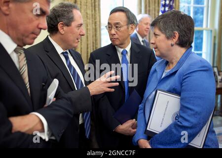 Le conseiller adjoint à la sécurité nationale pour les affaires économiques internationales, Mike Froman, s'entretient avec le secrétaire à l'énergie, Steven Chu, et la secrétaire à la sécurité intérieure, Janet Napolitano, dans le bureau ovale, le 16 septembre 2009. (Photo officielle de la Maison Blanche par Pete Souza) cette photo officielle de la Maison Blanche est disponible uniquement pour publication par les organismes de presse et/ou pour impression personnelle par le(s) sujet(s) de la photo. La photographie ne peut être manipulée d'aucune manière et ne peut pas être utilisée dans des documents commerciaux ou politiques, des publicités, des e-mails, des produits, des promotions qui, de quelque manière que ce soit, suggèrent ap Banque D'Images