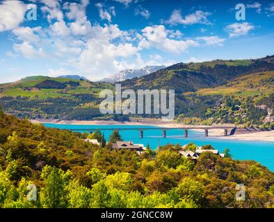 Vue ensoleillée sur le lac de serre-Poncon. Scène matinale pittoresque dans les Alpes françaises, village de Savines-le-Lac, France, Europe. Beauté de Banque D'Images