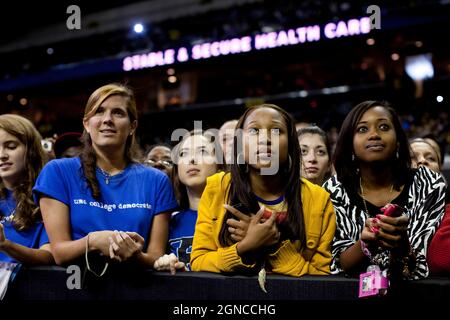 Les membres du public écoutent le président Barack Obama lors d'un rassemblement sur la réforme de l'assurance maladie au Comcast Center, Université du Maryland, College Park, Maryland, jeudi, 17 septembre 2009. (Photo officielle de la Maison Blanche par Pete Souza) cette photo officielle de la Maison Blanche est disponible uniquement pour publication par les organismes de presse et/ou pour impression personnelle par le(s) sujet(s) de la photo. La photographie ne peut pas être manipulée de quelque manière que ce soit et ne peut pas être utilisée dans des documents commerciaux ou politiques, des publicités, des e-mails, des produits, des promotions qui, de quelque manière que ce soit, sugges Banque D'Images