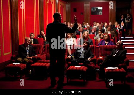 Le président Barack Obama organise une projection d'un documentaire sur les parcs nationaux réalisé par Ken Burns et écrit et co-produit par Dayton Duncan au Family Theatre de la Maison Blanche, le jeudi 17 septembre 2009. (Photo officielle de la Maison Blanche par Pete Souza) cette photo officielle de la Maison Blanche est disponible uniquement pour publication par les organismes de presse et/ou pour impression personnelle par le(s) sujet(s) de la photo. La photographie ne peut être manipulée d'aucune manière et ne peut pas être utilisée dans des documents commerciaux ou politiques, des publicités, des courriels, des produits, des promotions qui, dans toute l'entreprise Banque D'Images