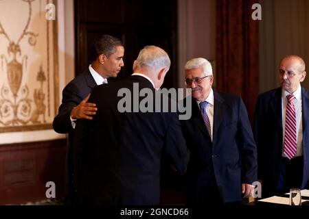 Le président Barack Obama regarde le Premier ministre israélien Benjamin Netanyahu (à gauche) et le président palestinien Mahmoud Abbas (à droite) se serrer la main lors d’une réunion trilatérale à l’hôtel Waldorf-Astoria de New York, le 22 septembre 2009. (Photo officielle de la Maison Blanche par Pete Souza) cette photo officielle de la Maison Blanche est disponible uniquement pour publication par les organismes de presse et/ou pour impression personnelle par le(s) sujet(s) de la photo. La photographie ne peut être manipulée d'aucune manière et ne peut pas être utilisée dans des documents commerciaux ou politiques, des publicités, des courriels, des produits, des promotions Banque D'Images