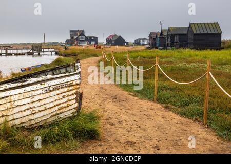 Un bateau épaté sur les rives de la rivière Blythe à Walberswick, Suffolk, Angleterre Banque D'Images