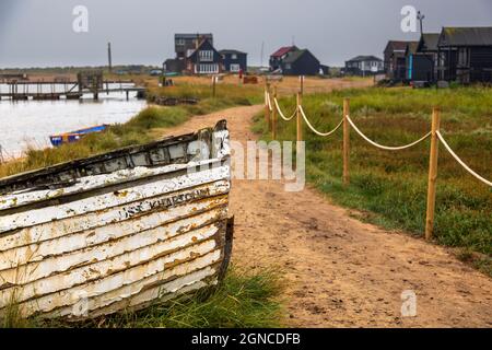 Un bateau épaté sur les rives de la rivière Blythe à Walberswick, Suffolk, Angleterre Banque D'Images