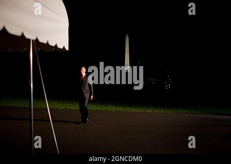 Le président Barack Obama arrive la nuit sur la pelouse sud de la Maison Blanche après avoir assisté au sommet du G-20 à Pittsburgh, en Pennsylvanie, le 25 septembre 2009. (Photo officielle de la Maison Blanche par Chuck Kennedy) cette photo officielle de la Maison Blanche est disponible uniquement pour publication par les organismes de presse et/ou pour impression personnelle par le(s) sujet(s) de la photo. La photographie ne peut être manipulée d'aucune manière et ne peut pas être utilisée dans des documents commerciaux ou politiques, des publicités, des courriels, des produits, des promotions qui, de quelque manière que ce soit, suggèrent l'approbation ou l'approbation du Président, la première famille Banque D'Images