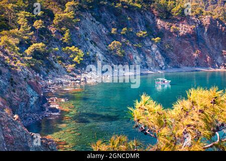 Paysage marin méditerranéen incroyable en Turquie. Vue de source lumineuse d'une petite baie d'azur près du village de Tekirova, district de Kemer, province d'Antalya. Beau Banque D'Images