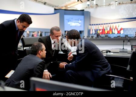 Le président Barack Obama s'entretient avec le Premier ministre turc Recep Tayyip Erdogan à la suite de la séance de l'après-midi du Sommet du G-20 à Pittsburgh, en Pennsylvanie, le 25 septembre 2009. (Photo officielle de la Maison Blanche par Pete Souza) cette photo officielle de la Maison Blanche est disponible uniquement pour publication par les organismes de presse et/ou pour impression personnelle par le(s) sujet(s) de la photo. La photographie ne peut être manipulée d'aucune manière et ne peut pas être utilisée dans des documents commerciaux ou politiques, des publicités, des courriels, des produits, des promotions qui, de quelque manière que ce soit, suggèrent l'approbation ou l'approbation du Président, de l'IF Banque D'Images