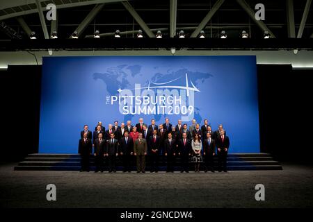 Le président Barack Obama et les dirigeants mondiaux du Sommet du G-20 se réunissent pour la photo officielle au Centre de congrès David L. Lawrence, Pittsburgh, Pennsylvanie, le 25 septembre 2009. (Photo officielle de la Maison Blanche par Samantha Appleton) cette photo officielle de la Maison Blanche est disponible uniquement pour publication par les organismes de presse et/ou pour impression personnelle par le(s) sujet(s) de la photo. La photographie ne peut être manipulée d'aucune manière et ne peut pas être utilisée dans des documents commerciaux ou politiques, des publicités, des e-mails, des produits, des promotions qui, de quelque manière que ce soit, suggèrent l'approbation ou l'approbation du Presiden Banque D'Images