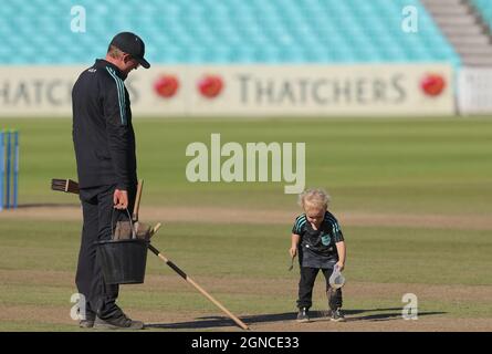 24 septembre 2021. Londres, Royaume-Uni. Le personnel au sol de Surrey obtient de l’aide alors que Surrey s’en prend à Glamorgan dans le championnat du comté de Kia Oval, quatrième jour. David Rowe/Alay Live News Banque D'Images